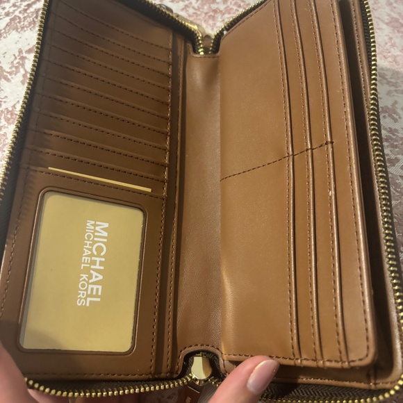 Michael Kors wristlet wallet - Picture 2 of 4